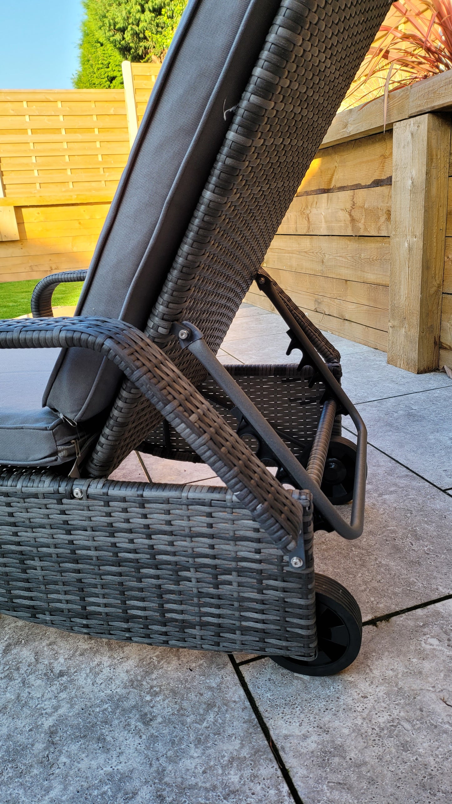 Signature Weave - Outdoor Furniture - Savannah Single Sunlounger With Drinks Table In Flat Grey Weave
