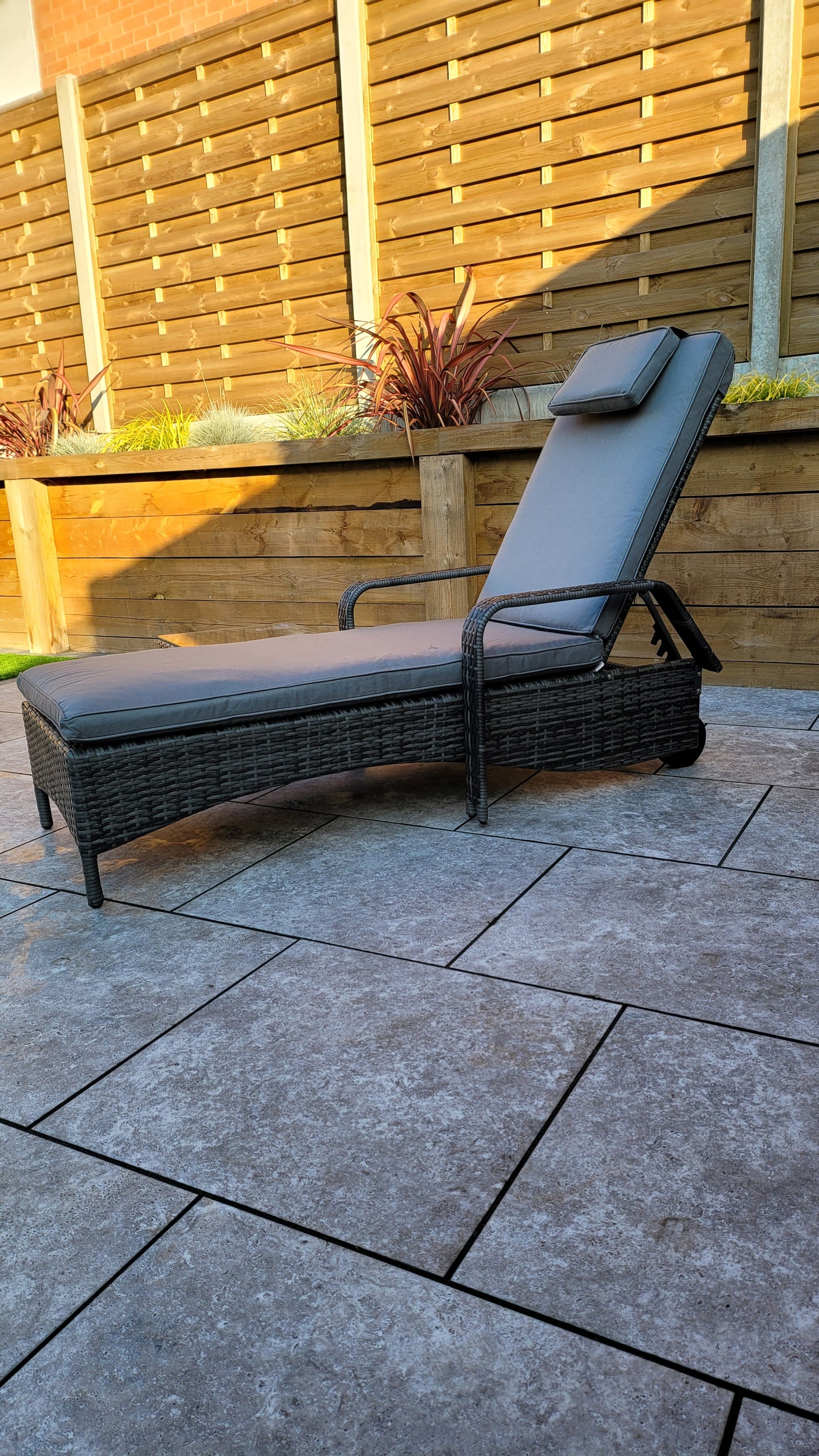 Signature Weave - Outdoor Furniture - Savannah Single Sunlounger With Drinks Table In Flat Grey Weave