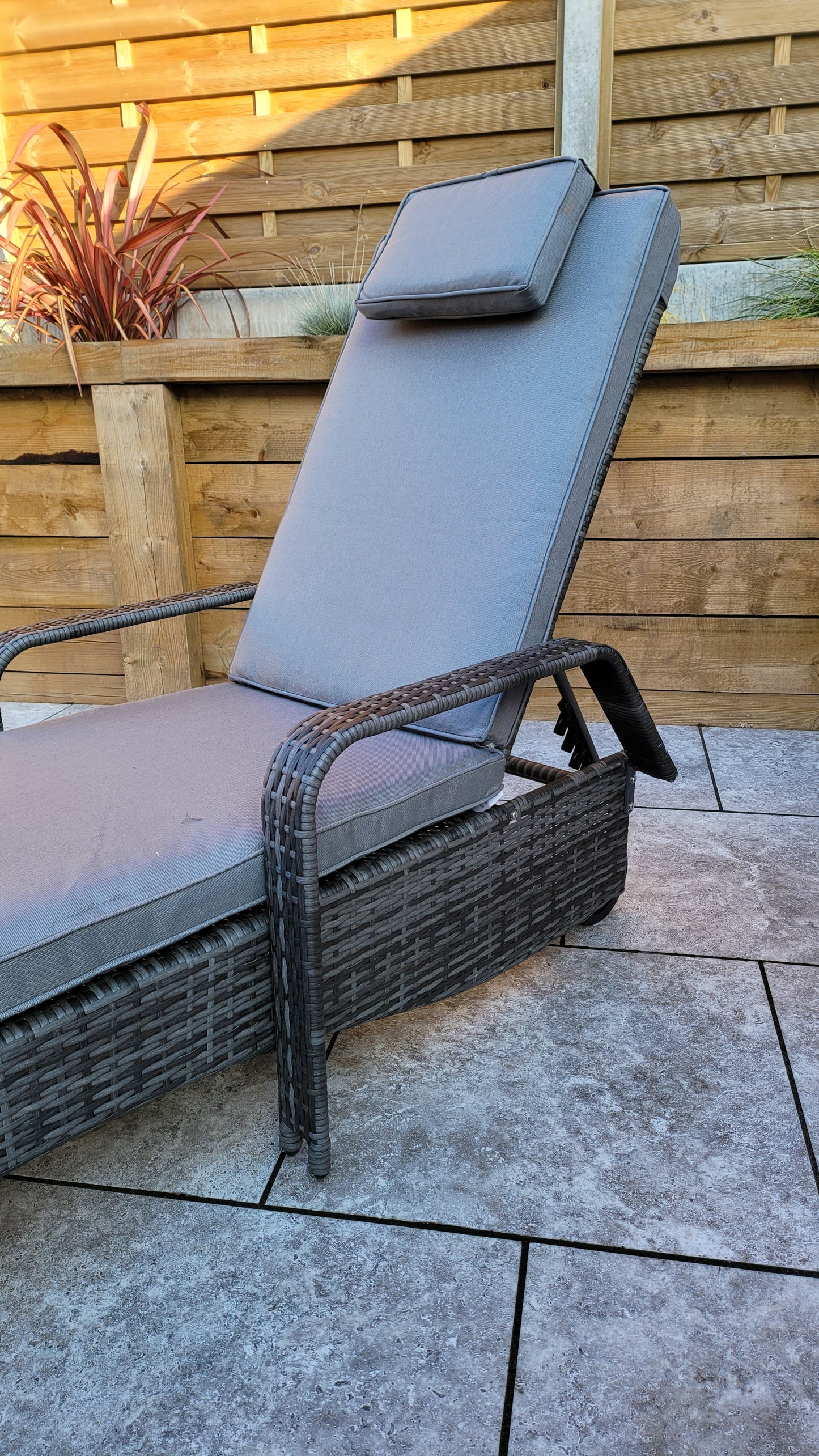 Signature Weave - Outdoor Furniture - Savannah Single Sunlounger With Drinks Table In Flat Grey Weave